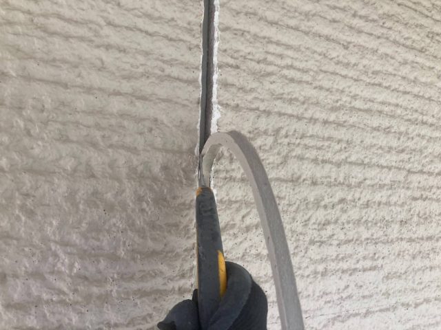 駒ヶ根市の平屋住宅にて、外壁塗装前にコーキングの打ち替え工事を行いました