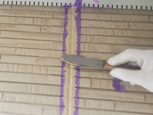 飯田市O邸_充填したコーキングをならします