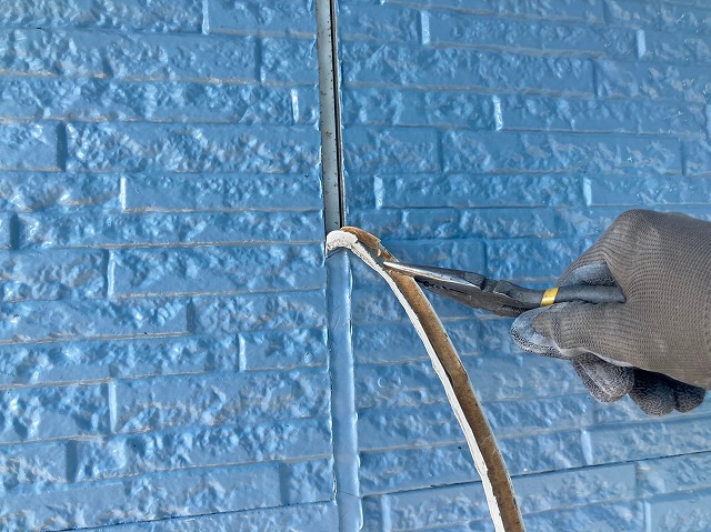 駒ヶ根市：劣化で傷んだコーキングをペンチで除去