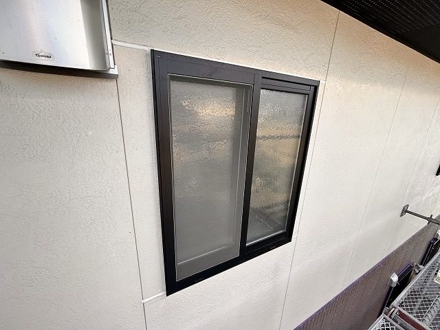 飯田市：コーキング打ち替え工事が完成した住宅の外壁サッシ