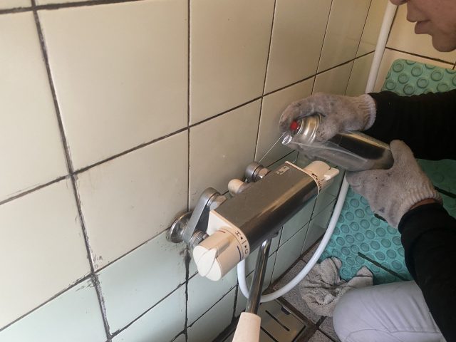 下條村シロアリ_浴室の水栓の隙間に薬剤注入