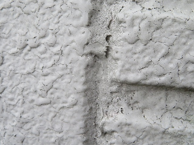 ALC外壁の塗膜にひび割れが発生