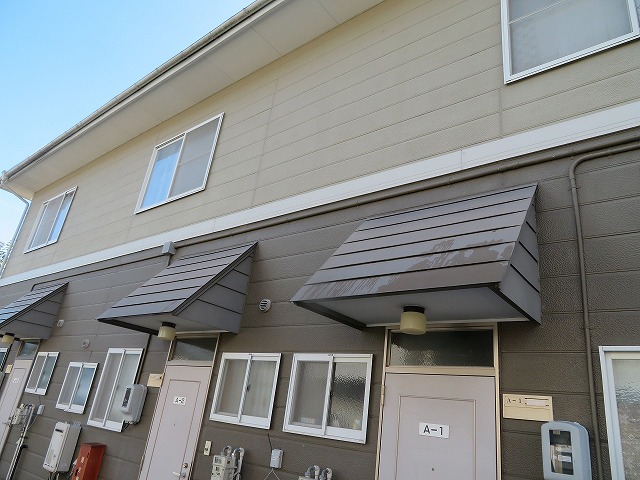 飯田市：アパートの玄関上庇の金属屋根が劣化して塗膜が剥がれた状況