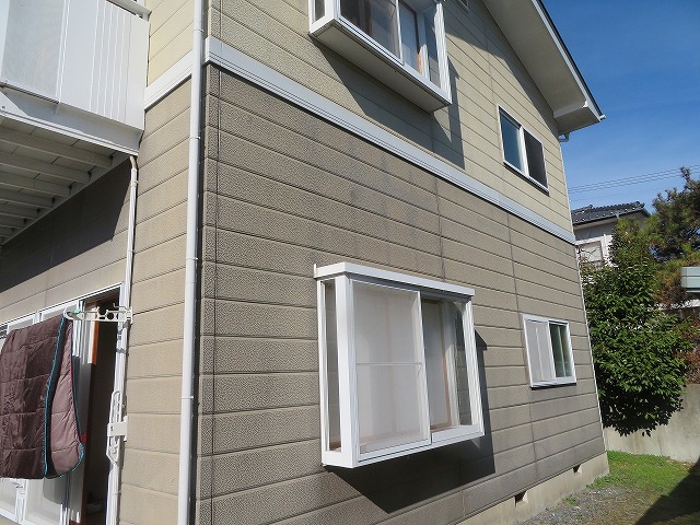 飯田市：アパートの外壁塗装の色あせや汚れ、カビ、コケが発生