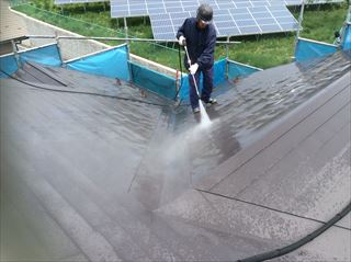 諏訪郡富士町で屋根、外壁塗装工事がスタート！今日は洗浄作業です