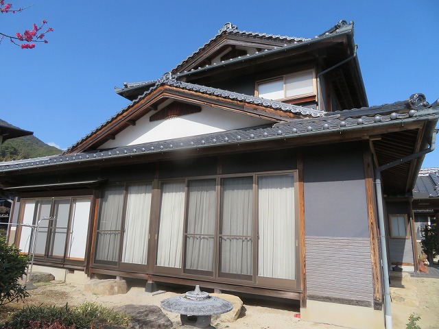 入母屋屋根の伝統的な日本家屋の外壁塗装前全景