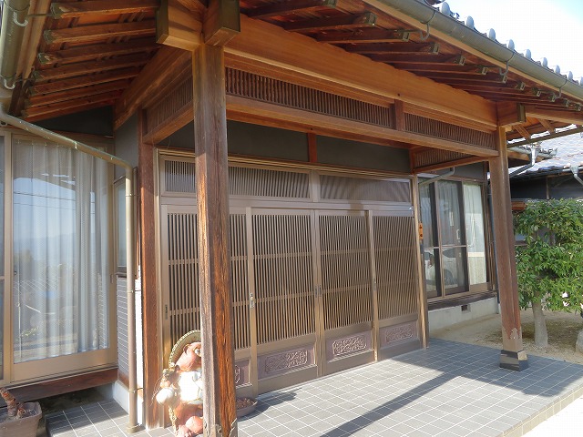 外壁塗装前の伝統的な日本家屋玄関前の状況