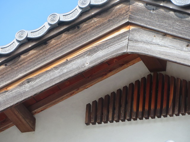 日本家屋の破風板が劣化している状況