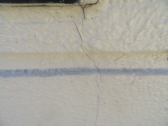 上伊那郡飯島町：外壁塗装のひび割れ発生状況
