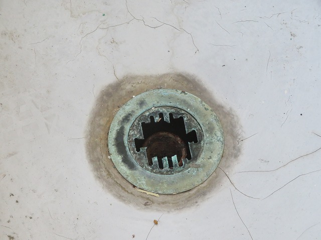 上伊那郡飯島町：ベランダ防水の排水口目皿の腐食状況