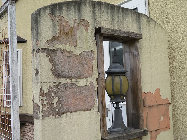 上伊那郡飯島町：ブロック塀の外壁塗装が劣化して剥がれている様子