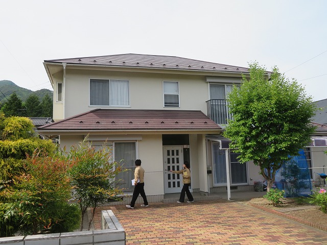 上伊那郡宮田村：住宅メンテナンスの現場調査を行っている調査員