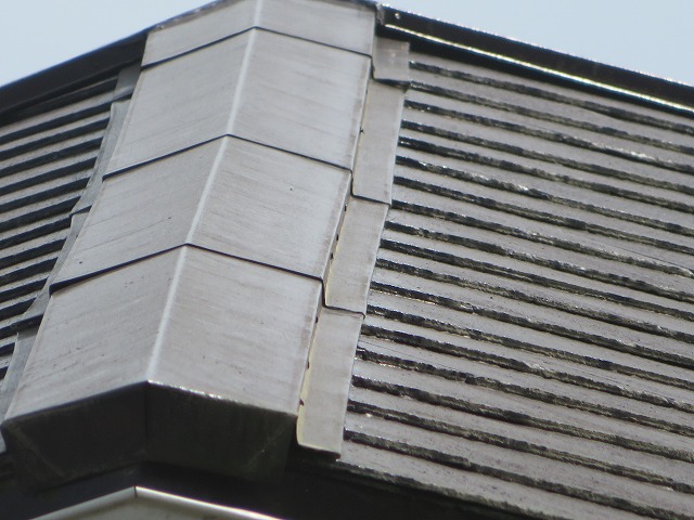 上伊那郡宮田村：現場調査時のスレート屋根と棟板金の劣化状況