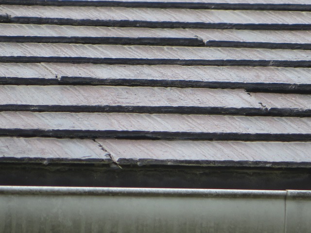 上伊那郡宮田村：劣化して全体的に色あせたスレート屋根