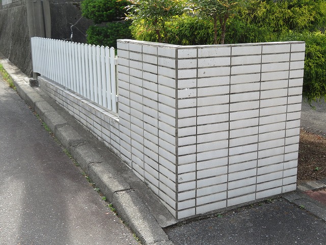 上伊那郡宮田村：敷地境界にあるフェンスを設置したブロック塀