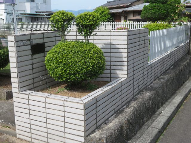 上伊那郡宮田村：タイル仕上げのブロック塀と植栽