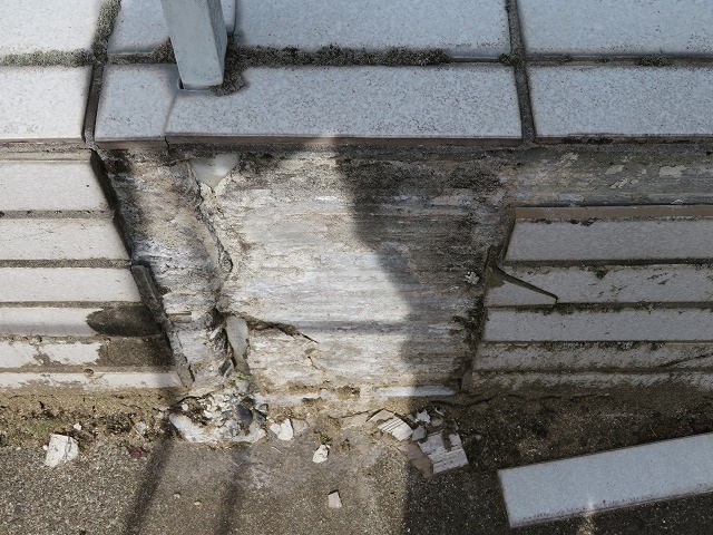 上伊那郡宮田村：ブロック塀のタイルが完全に剥がれ落ちている様子