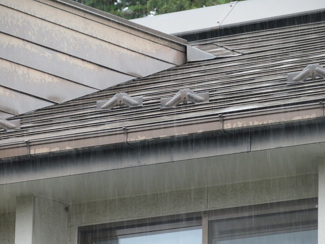 伊那市：住宅メンテナンスの現場調査時に金属屋根の劣化が進んでいる状況