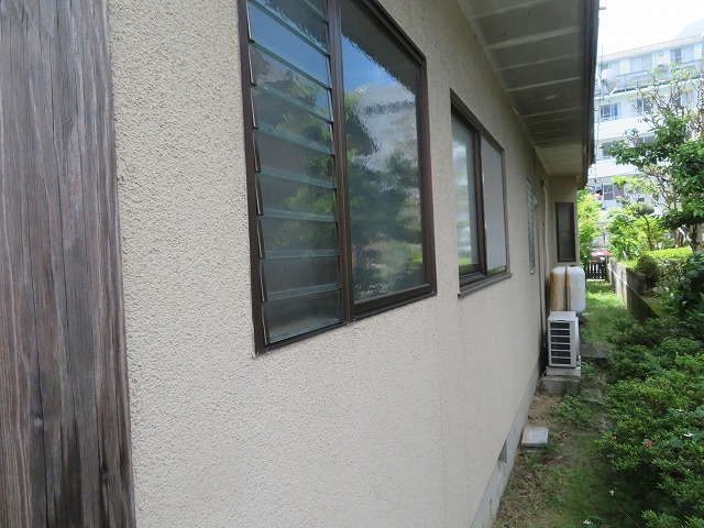 飯田市：モルタル外壁の塗装が色あせしている状況