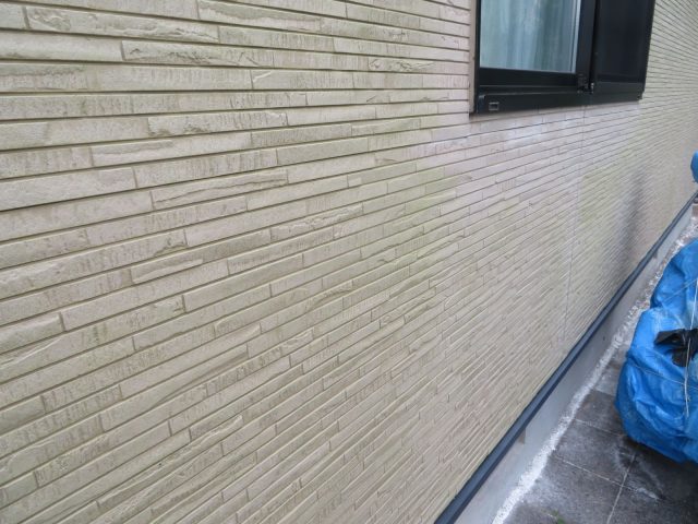 飯田市O邸_うっすらコケ汚れが付着している外壁