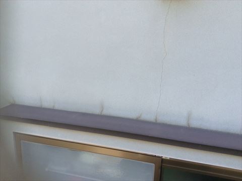 松本市浅間温泉で外壁塗装。クラック補修～中塗りの様子をご紹介