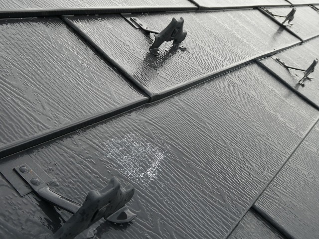 上伊那郡宮田村：金属屋根が劣化して塗膜の剥がれが生じている様子