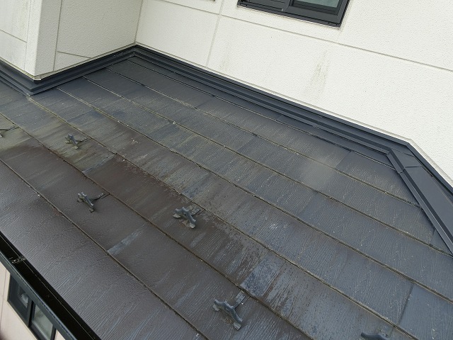上伊那郡宮田村：下屋根の金属屋根が劣化してダメージを負っている状況