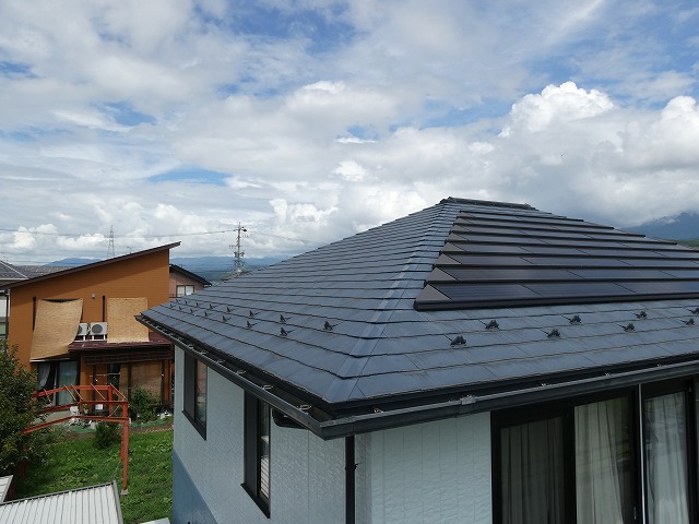 飯田市：太陽光パネルの設置された屋根塗装工事の現場調査