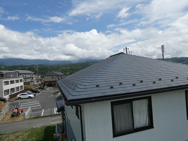 飯田市：劣化して色あせや剝がれがあるコロニアル屋根のメンテナンス前の状況