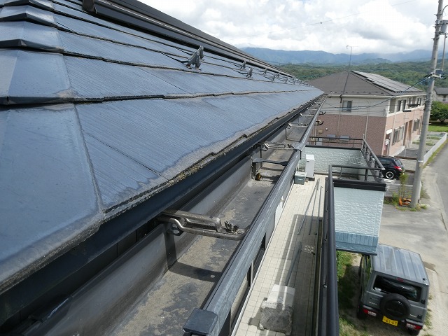 飯田市：コロニアル屋根が劣化して苔やカビが発生している様子