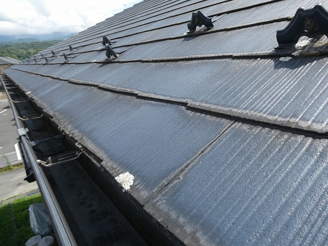 飯田市：コロニアル屋根の塗膜が剥がれている様子