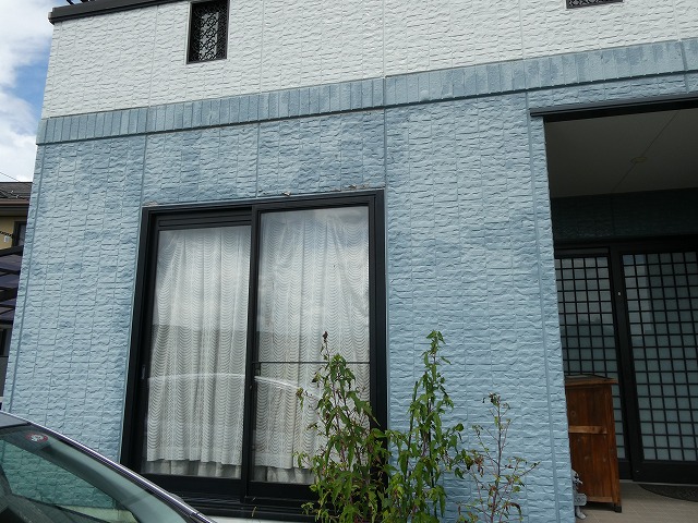飯田市：住宅の外壁が劣化して色あせが発生