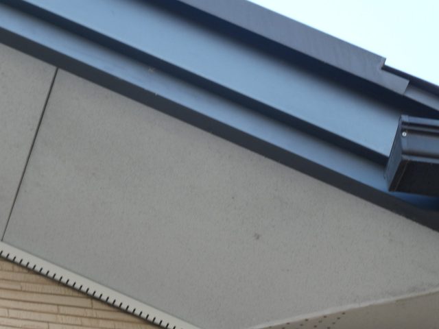 飯田市O邸_色あせて見える破風板