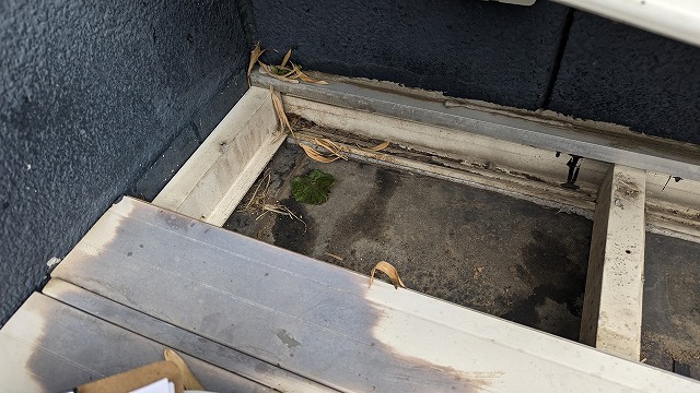 下伊那郡松川町：ベランダ床を取り除いたときの下地状況