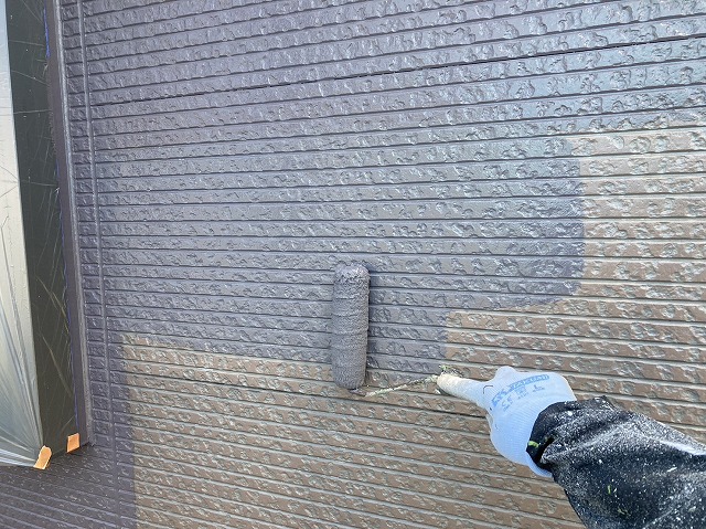 リファインMF-IRを使って外壁塗装の中塗り施工