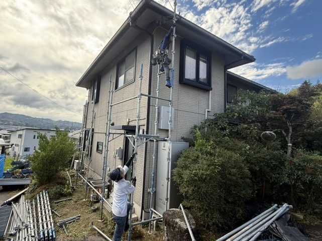 飯田市M邸_足場をくみ上げる足場職人