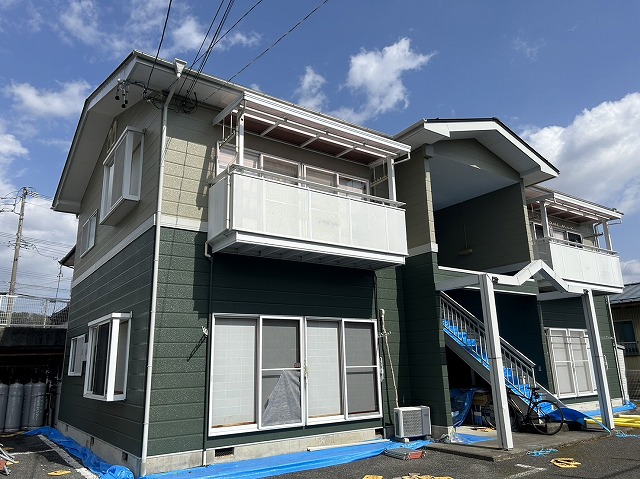 飯田市：外壁塗装が完成した後のアパートの全景