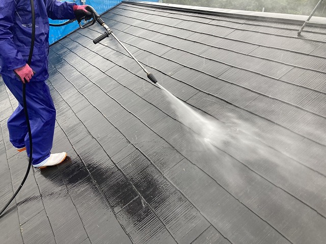 下伊那郡松川町：屋根塗装前に高圧洗浄を行う作業員
