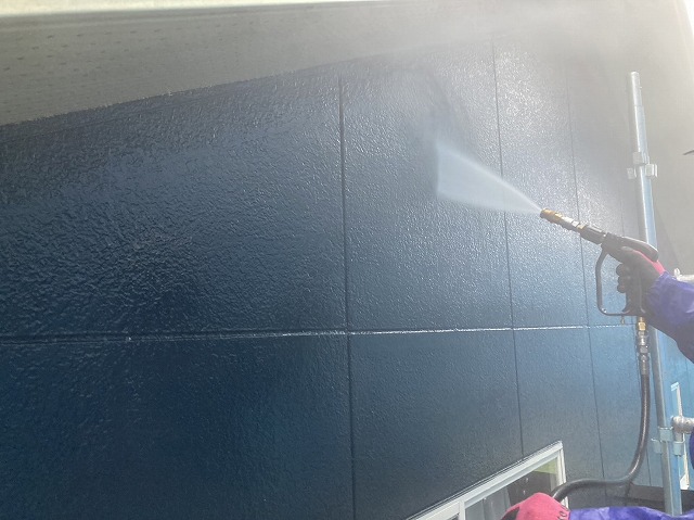 下伊那郡松川町：外壁塗装工事前に外壁面に高圧洗浄を施工