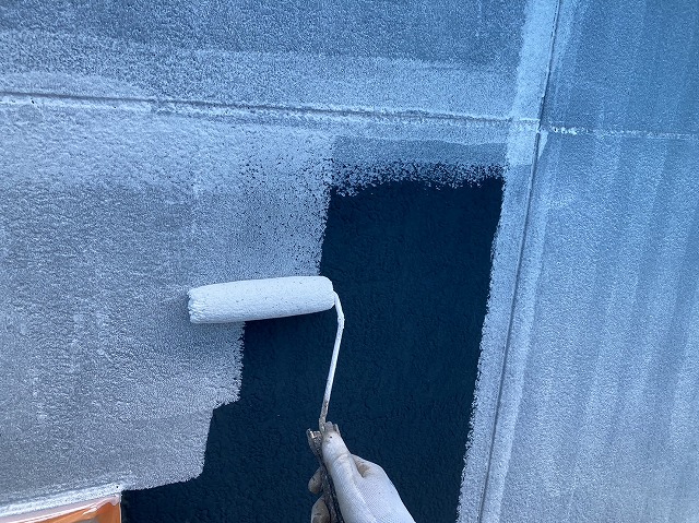 下伊那郡松川町：外壁面にカチオン系塗料を使った下塗り