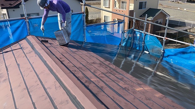 飯田市：金属屋根への1回目ローラー塗装