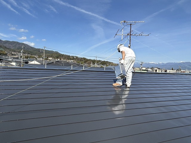 飯田市：アパート金属屋根へ2回目に重ね塗り施工