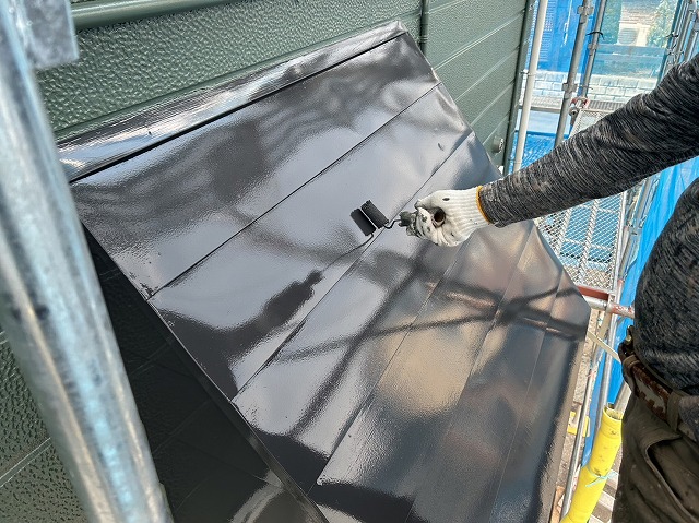 飯田市：アパート下屋根への塗装をしている塗装工