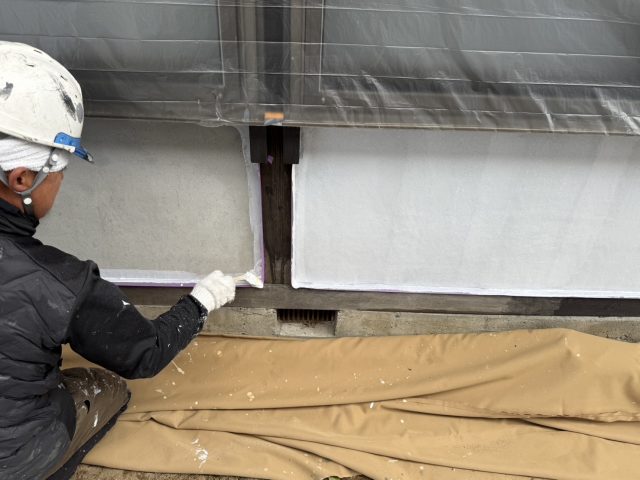 飯田市I邸_砂壁-刷毛で細部を下塗り