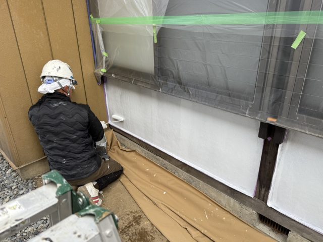 飯田市I邸_砂壁-ローラーで下塗り