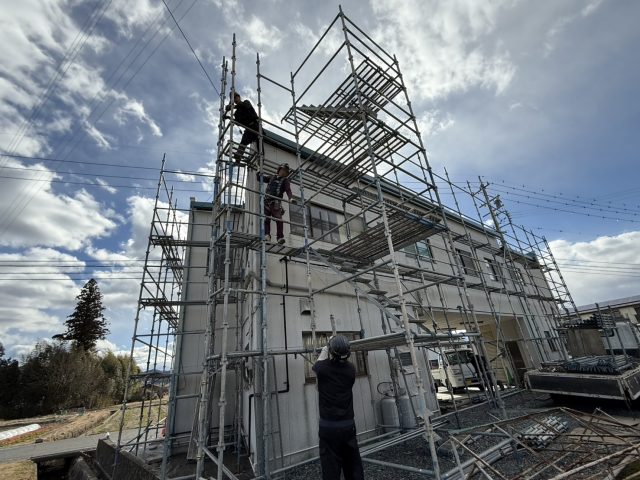 飯田市T邸_足場を組み立てる作業員
