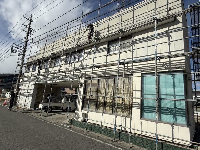 飯田市T邸_足場を組み立て中