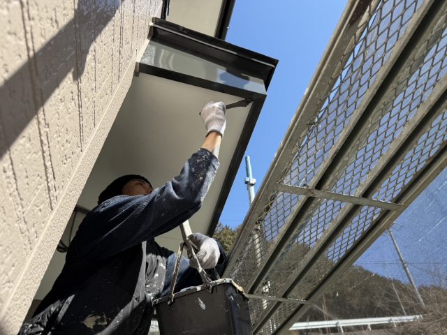 飯田市I邸_付帯部の塗装をする職人