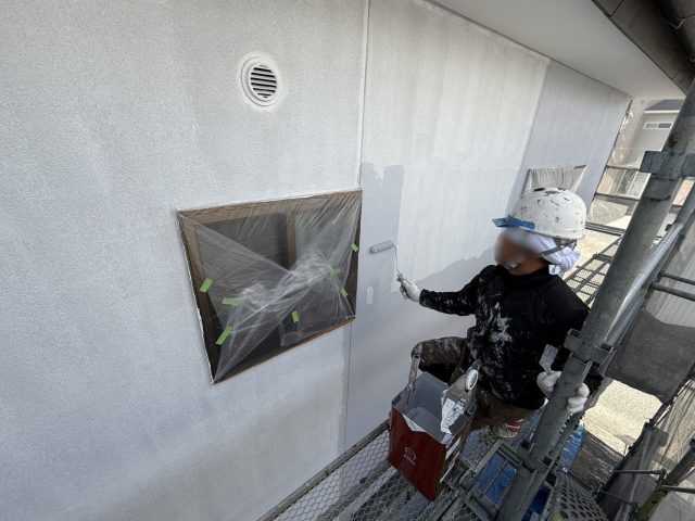 飯田市I邸_モルタル外壁-中塗りをする作業員