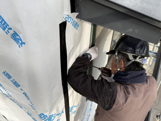 飯田市T邸_役物を設置する作業員
